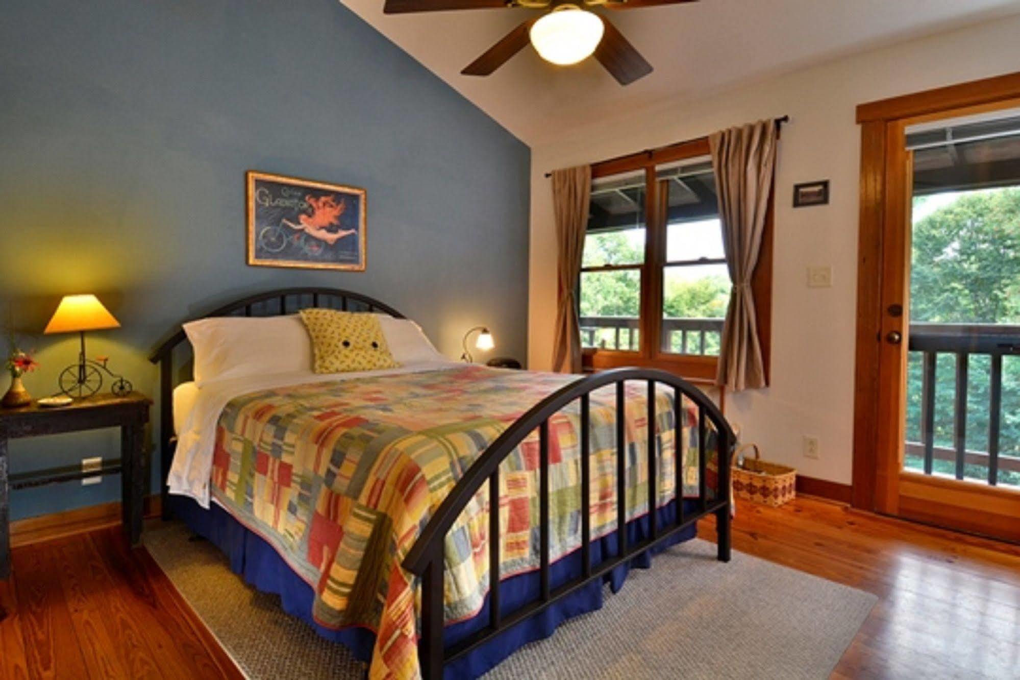Bent Creek Lodge Bed & Breakfast Экстерьер фото